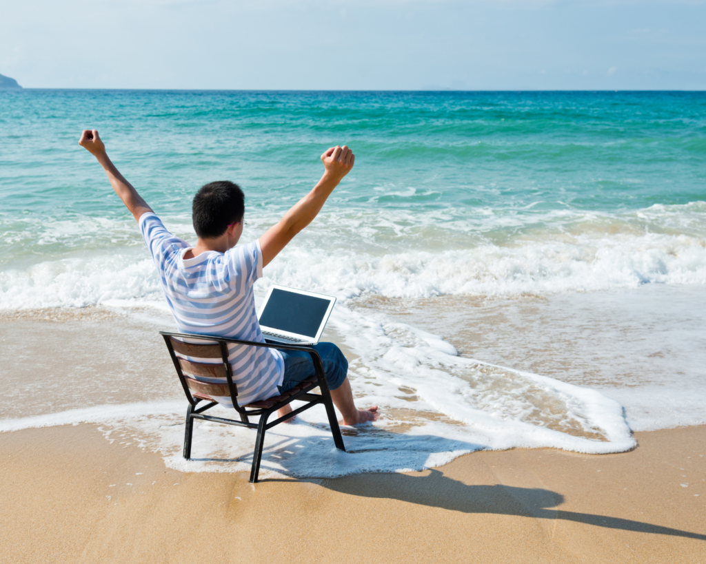 Un digital nomade travaille à la plage